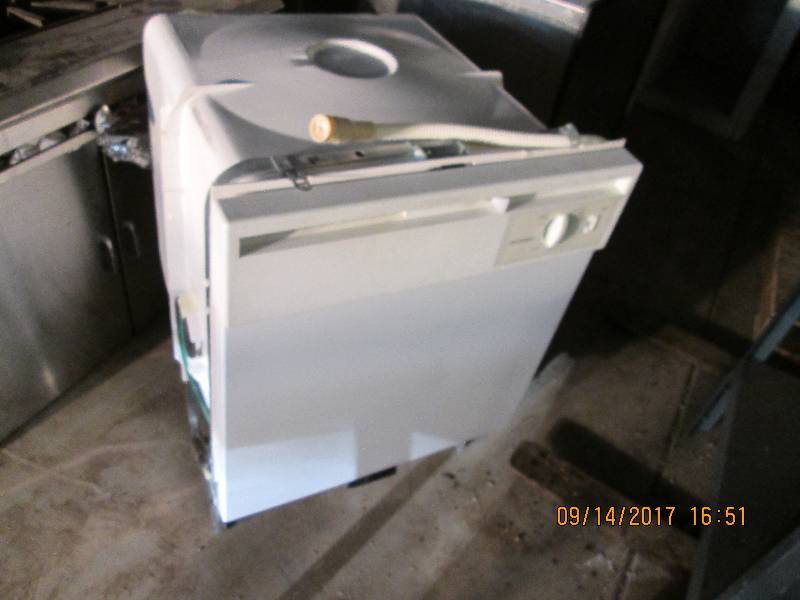 lot 31 image: GE Hotpoint dishwasher, front is 2...