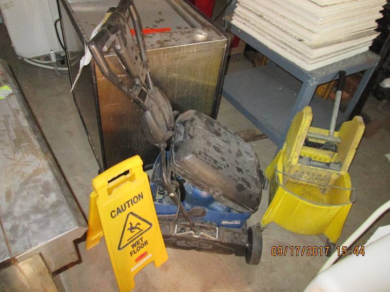 lot 38 image: Saber blade floor scrubber, mop buc...