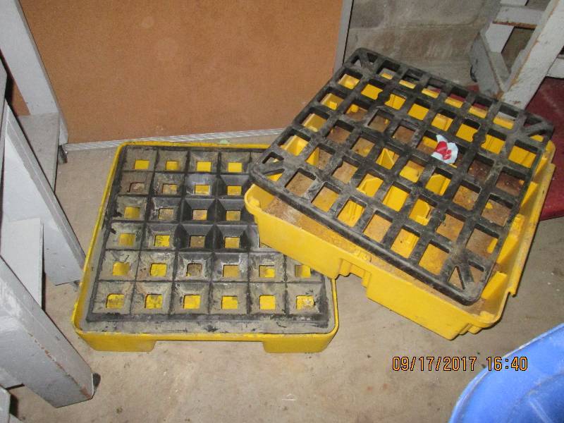 lot 60 image: 2 Commercial grade barrel drip  le...