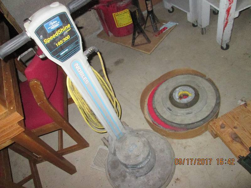 lot 61 image: Speed shine floor buffer with extra...
