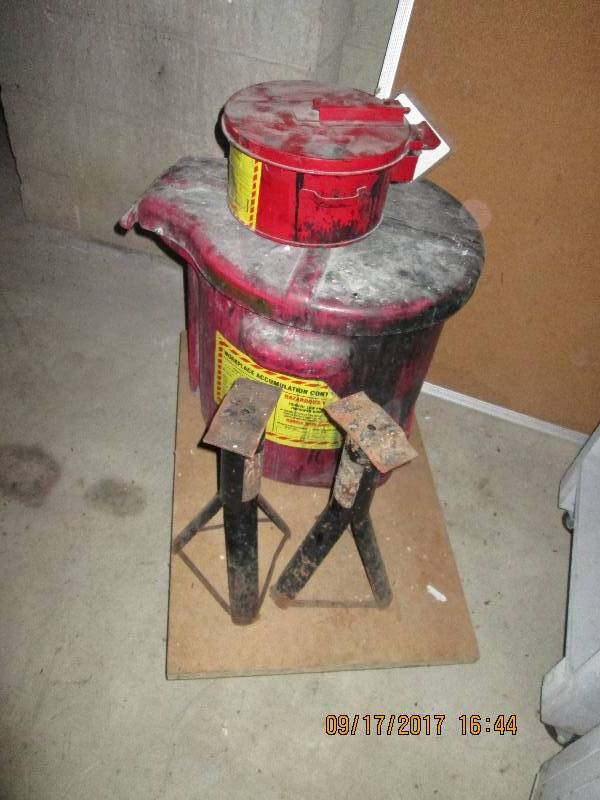 lot 62 image: Lot of large vehicle stands, flamma...