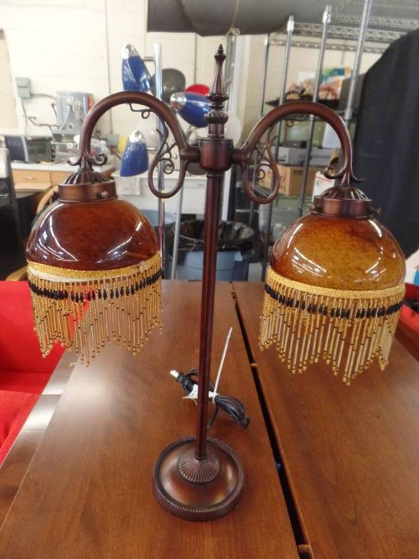 lot 604 image: DOUBLE TABLE LAMP