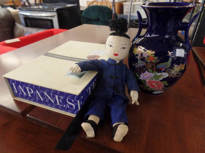 lot 609 image: JAPANESE TEA SET AND MORE