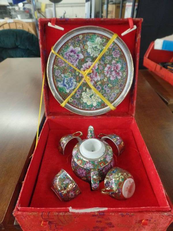 lot 611 image: TEA SET IN FABRIC BOX
