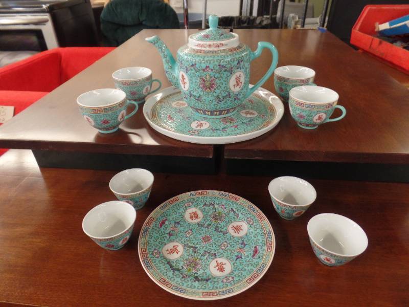lot 612 image: TEA AND SERVING SET