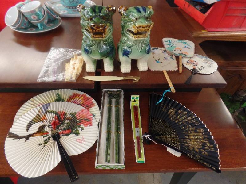 lot 613 image: FOO DOGS, FANS AND ACCESSORIES