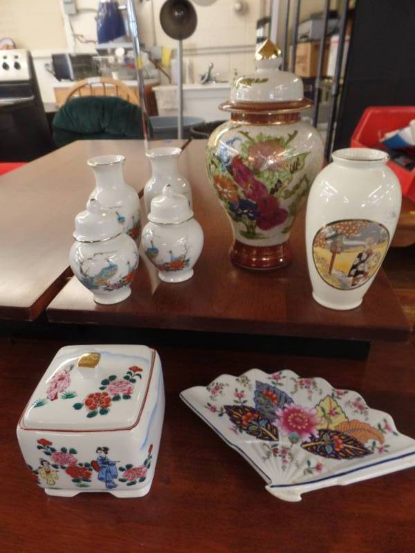lot 614 image: FINE CHINA FROM JAPAN