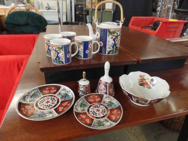 lot 615 image: OLD IMARI TEA SET