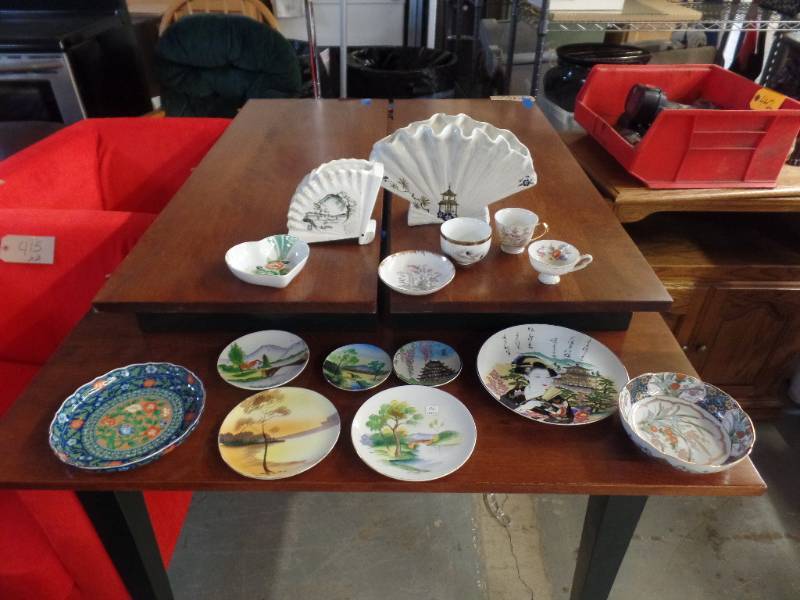 lot 618 image: JAPANESE PORCELAIN AND CERAMIC ITEMS