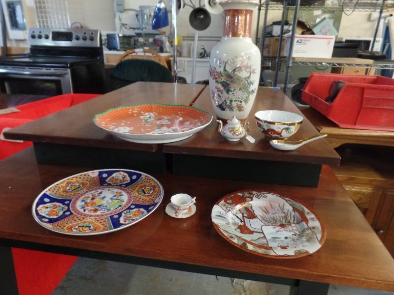 lot 619 image: JAPANESE CERAMICSPORCELAINS