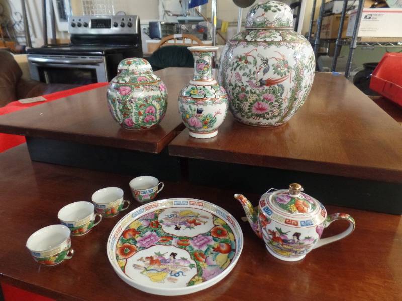lot 620 image: JAPANESE CERAMICPORCELAIN ITEMS