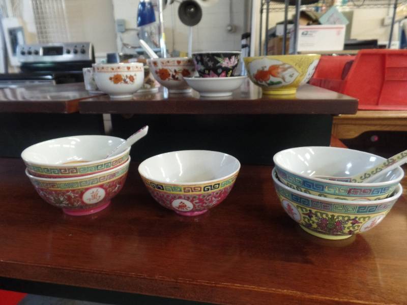 lot 621 image: CHINESE PORCELAINCERAMIC CUPS, BOWL, SPOONS
