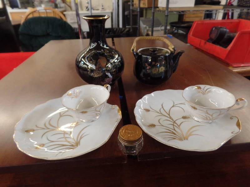 lot 628 image: JAPANESE TEAPOT, VASE AND MORE