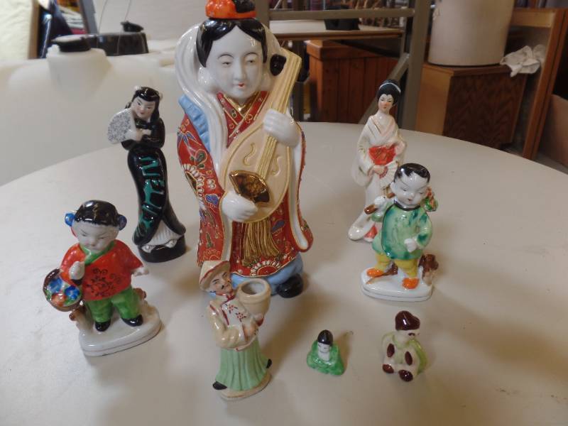 lot 634 image: JAPANESE FIGURINES