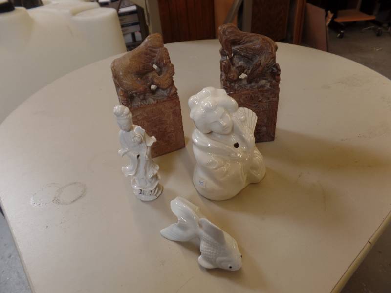 lot 635 image: ASIAN BOOKENDS AND FIGURINES
