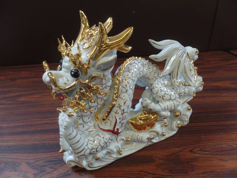 lot 636 image: LARGE PORCELAIN DRAGON