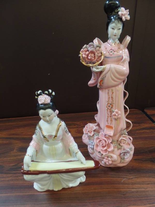 lot 639 image: CHINESE PORCELAIN FIGURINES