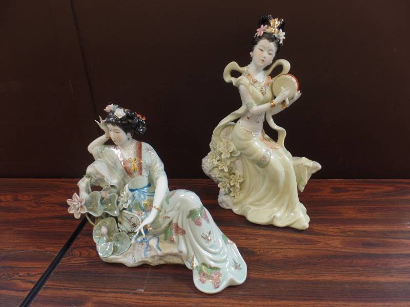 lot 640 image: CHINESE PORCELAIN FIGURINES