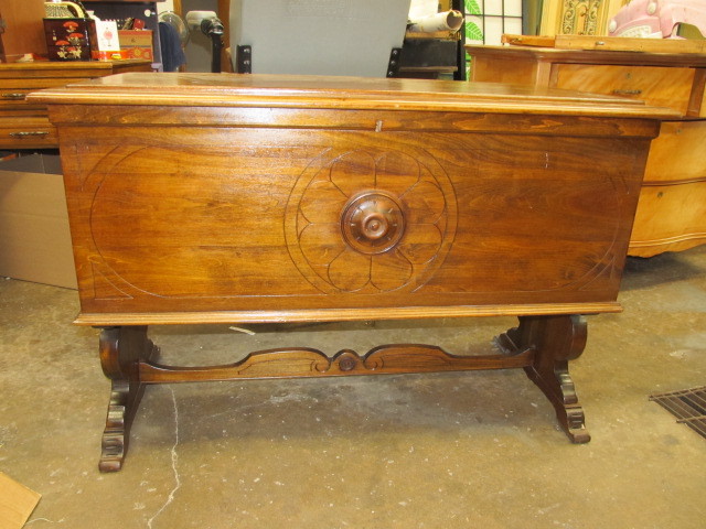 lot 3 image: Vintage Standing Cedar Blanket Chest