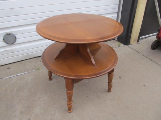 lot 6 image: Vintage 2-Tiered Maple Parlor Table