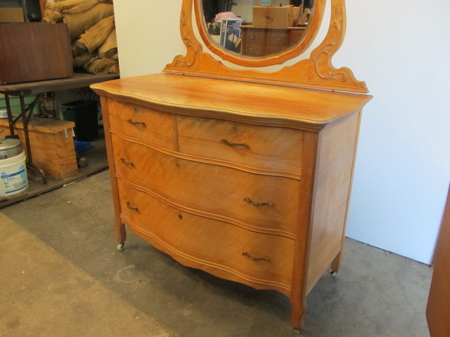 lot 10 image: Antique Oak Bow Front Dresser wMirror
