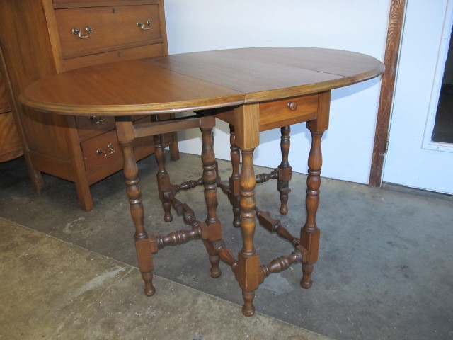 lot 17 image: Vintage Solid Wood Drop Leaf Oval Table