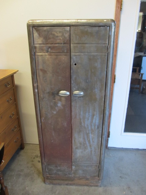 lot 20 image: Vintage Industrial Metal Cabinet