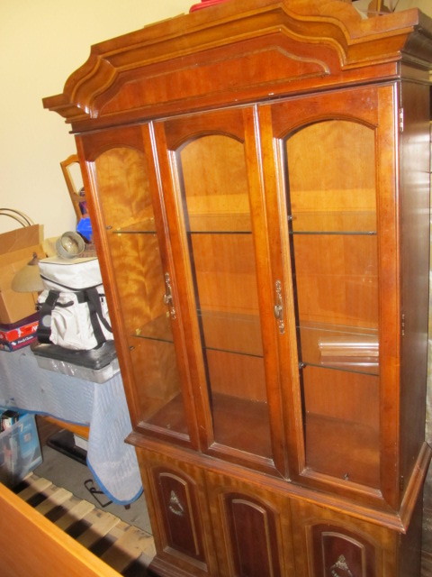 lot 27 image: Lighted CurioChina Cabinet