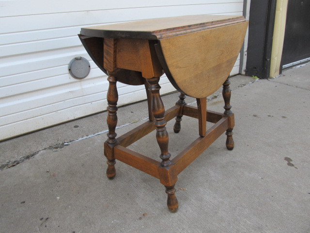 lot 28 image: Vintage Drop Leaf Round Accent Table