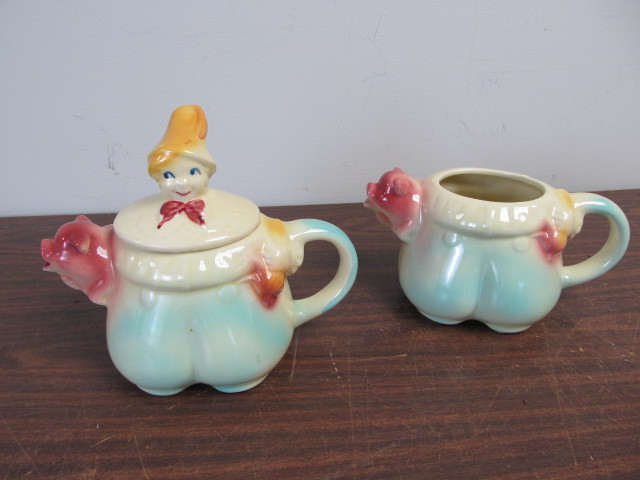 lot 43 image: 2 Vintage SHAWNEE The Pipers Son Teapots