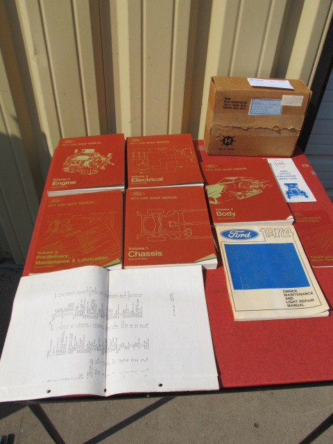 lot 50 image: MINT in Orig Box 1974 FORD Hardcover Auto Manuals