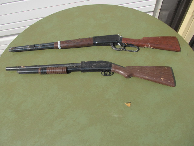 lot 52 image: 2 Vintage Toy Rifles
