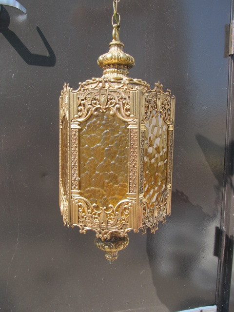 lot 56 image: Ornate Vintage Brass Hanging Lamp wGlass Panels
