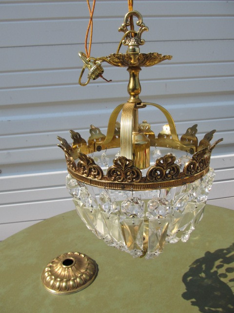 lot 71 image: Vintage Brass & Crystal Hanging Light Fixture