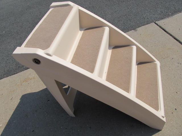 lot 73 image: Portable Folding Pet Steps 