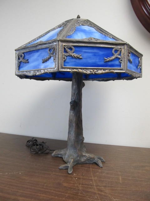 lot 101 image: NICE Cobalt Blue Slag Glass & Cast Metal Tree Base Table Lamp
