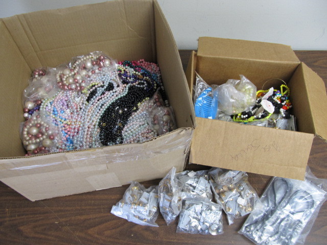 lot 115 image: Large Lot of Assorted Bead Necklaces & other Jewelry