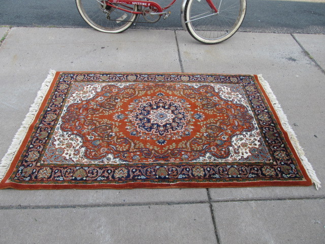 lot 123 image: Nice Vintage Area Rug
