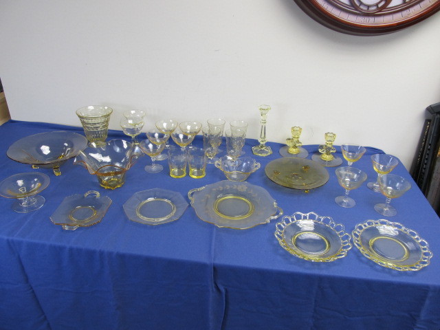 lot 135 image: LARGE Collection of Vintage Yellow Depression Glass
