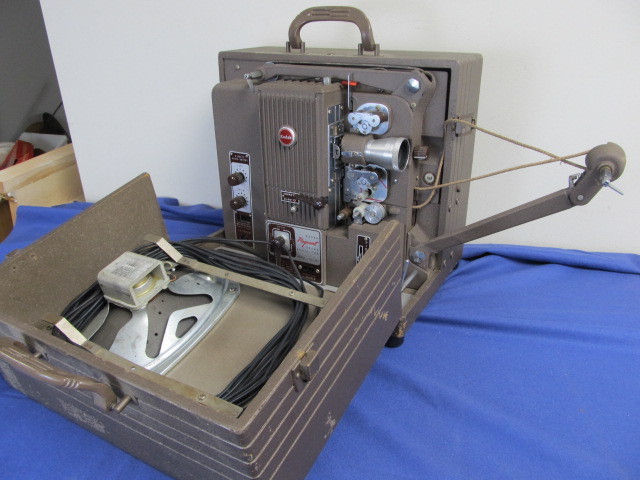 lot 140 image: Vintage Kodak Pageant Projector wBuilt In Speaker