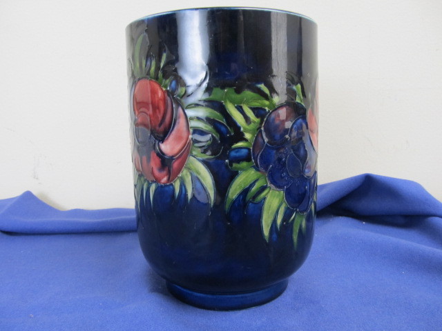lot 148 image: Orig Signed 7 MOORCROFT Cobalt Blue Floral Vase