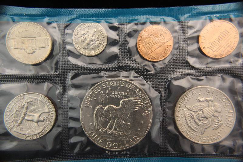 1973 US UNCIRCULATED MINT SET WITH IKE DOLLAR (7 COINS)