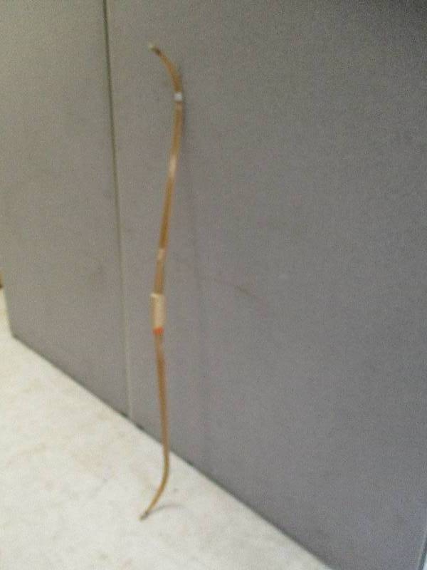 lot 18 image: Re-curve Bow