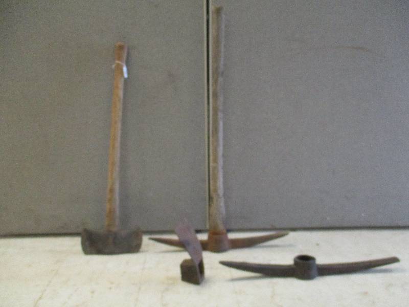 lot 20 image: Tools