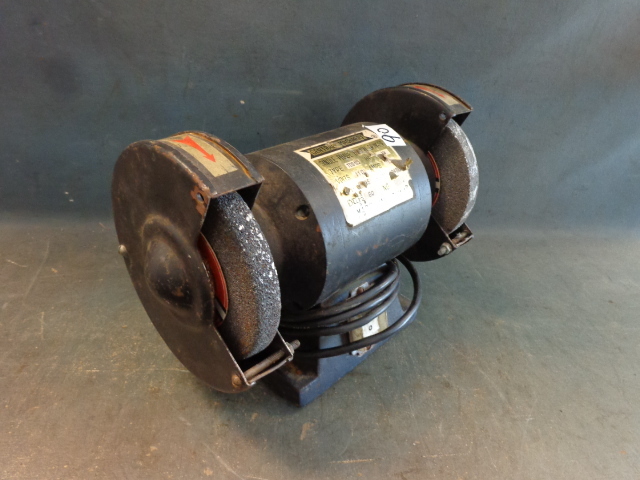 lot 90 image: Bench Grinder