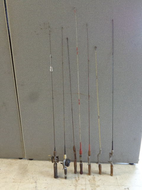 lot 103 image: Vintage Fishing Tods and Reels