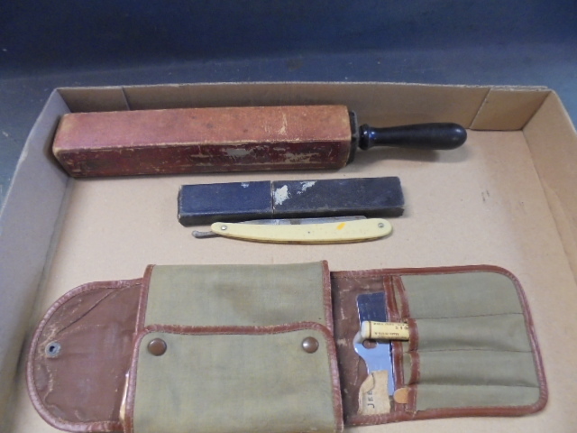 lot 131 image: Mens Vintage Personal Care Items