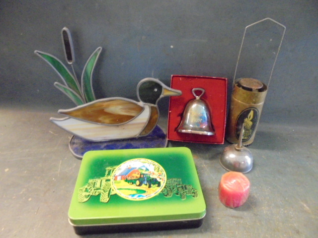 lot 142 image: Miscellaneous Decor