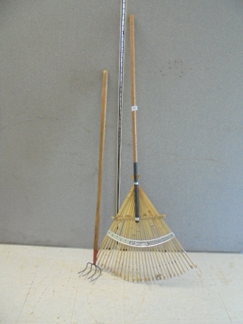 lot 175 image: Yard Tools