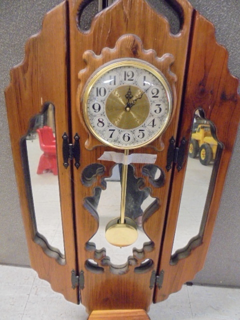 lot 21 image: Vintage Pendulum Wall Clock